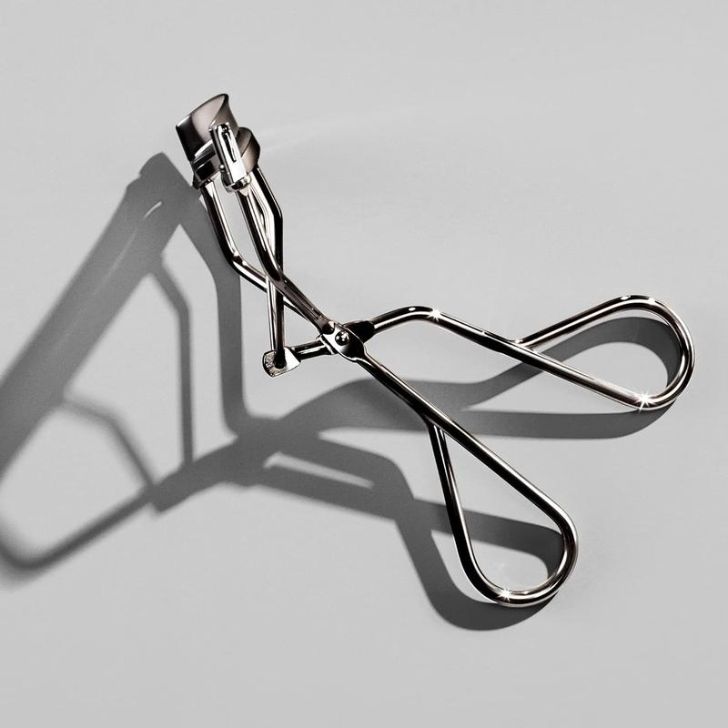 Shiseido Eyelash Curler - Crimps & Curls Lashes for Perfect, Eye-Framing Fringe - Gentle & Safe - Includes Replacement Pad Makeup Cosmetic